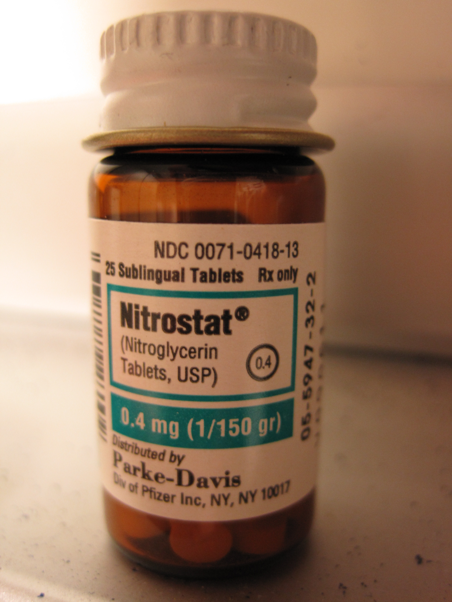 "Nitroglycerin (1).JPG" by Intropin is licensed under CC BY 3.0 Photo showing a bottle containing nitroglycerin tablets