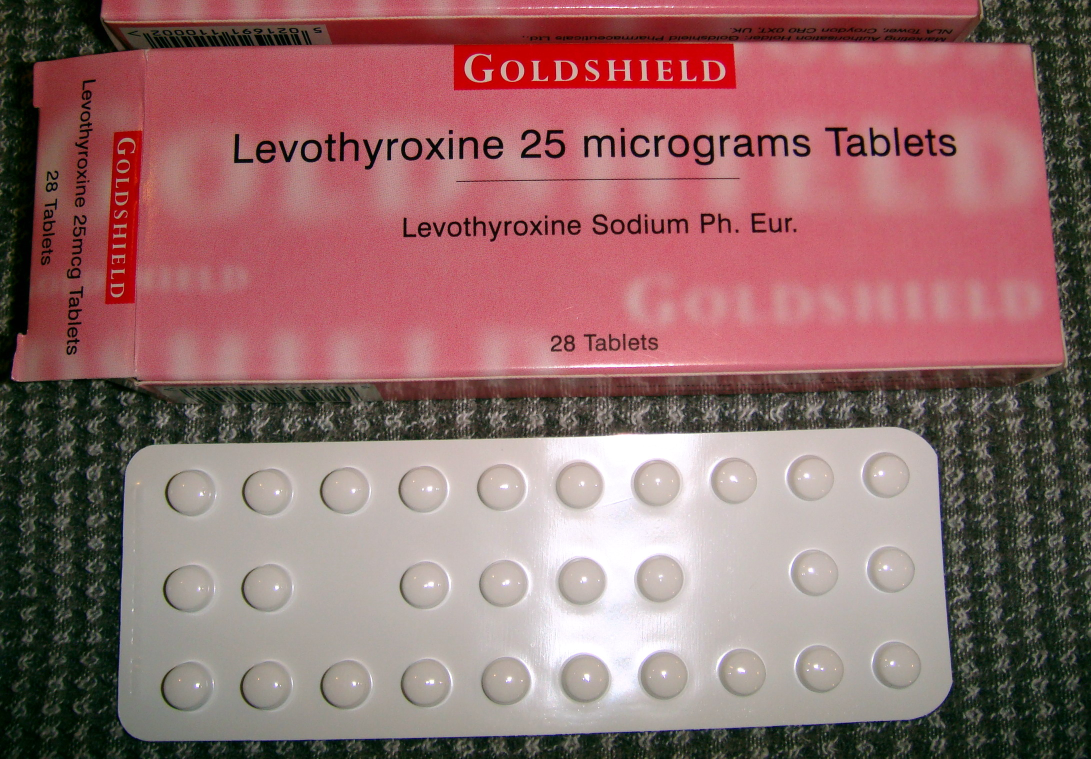 "Levothyroxine 25mcg Tablets.jpg" by User:Ash is licensed under CC0 Photo showing closeup of open Levothyroxine package with blister pack beside it.