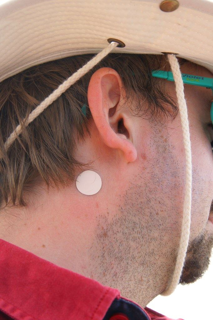 "Scopoderm 278:365" by Andreas Nilsson is licensed under CC BY-NC-ND 2.0 Photo of male with transdermal patch behind right ear