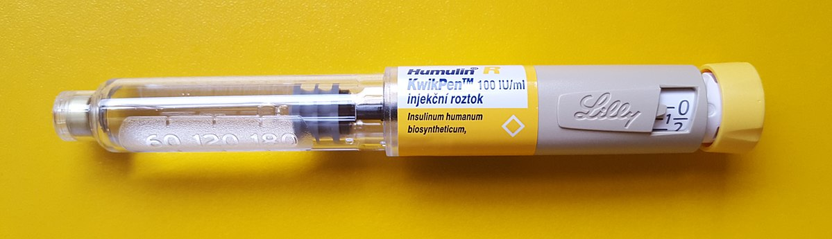 "Human insulin 100 IU-1ml pen yellow background (02).jpg" by Wesalius is licensed under CC BY 4.0 Photo showing Humulin KwikPen