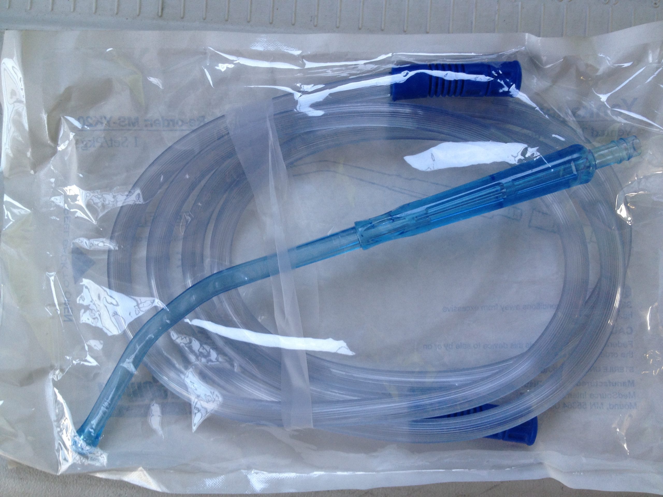 “Yankauer Suction Tip.jpg” by Thomasrive is licensed under CC BY-SA 3.0 Photo showing a Yankauer Suction Tip, in clear plastic bag