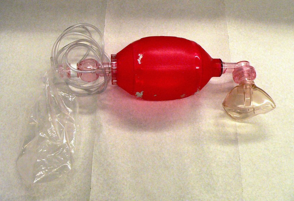 “Ballon ventilation 1.jpg” by Rama is licensed under CC BY-SA 2.0 FR Photo of bag valve mask