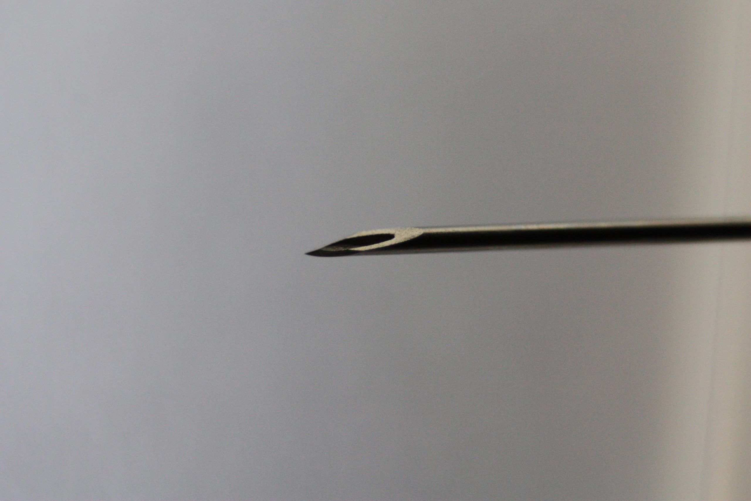 “Beveled tip of a hypodermic needle 20090714 005.JPG” by Politikaner is licensed under CC BY-SA 3.0 Photo closeup of the bevel of the needle