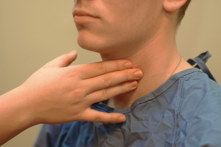 ”Carotid-pulse-768x511.jpg” by British Columbia Institute of Technology (BCIT) is licensed under CC BY 4.0. Access for free at https://med.libretexts.org/Bookshelves/Nursing/Book%3A_Vital_Sign_Measurement_Across_the_Lifespan_(Lapum_et_al.)/03%3A_Pulse_and_Respiration/3.19%3A_Carotid_Pulse Image showing hand placed on simulated patients neck to check carotid pulse