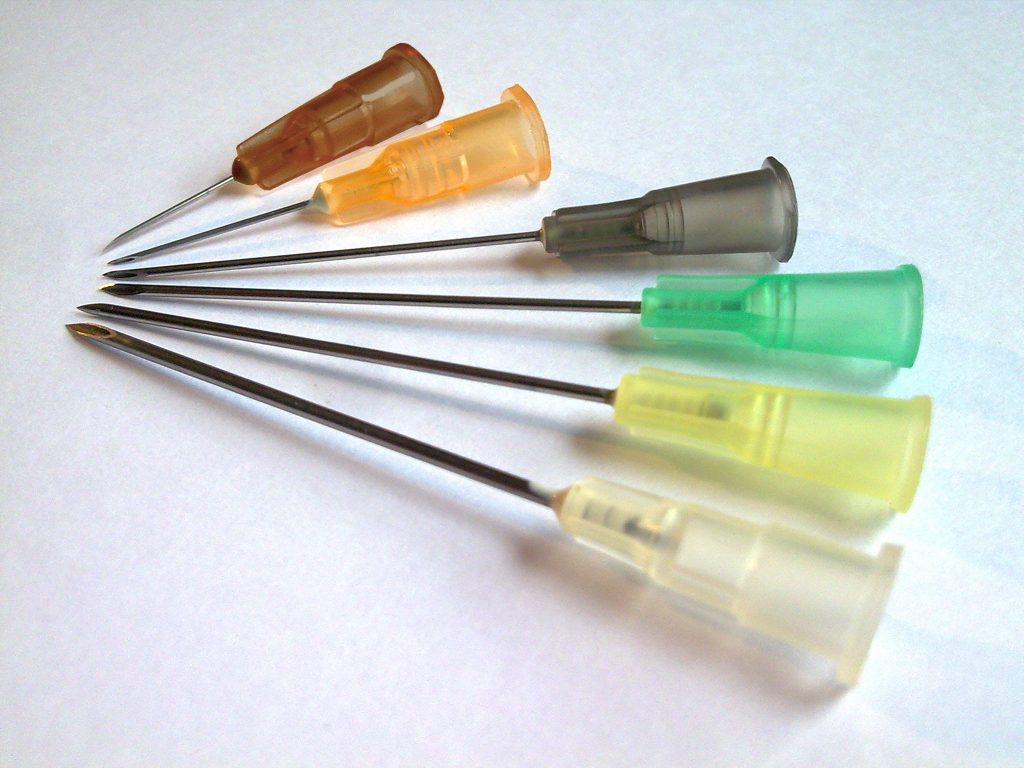 “HypodermicNeedles.jpg” by Zephyris is licensed under CC BY-SA 3.0 Photo closeup of six different needle lengths and gauges