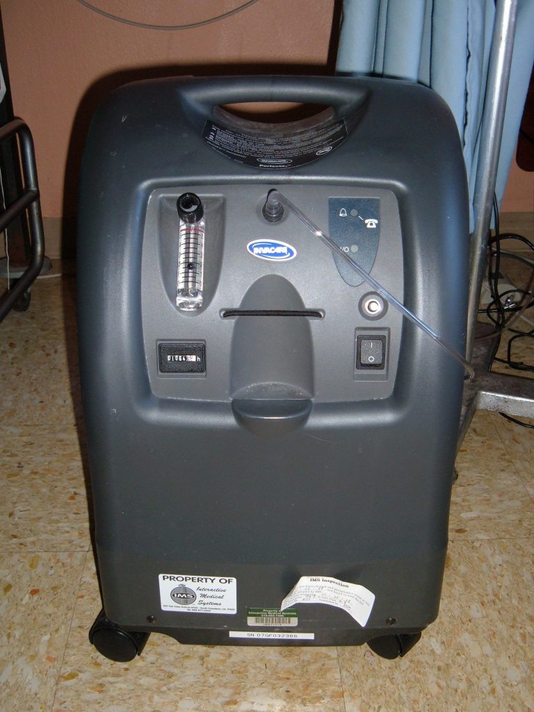 “Invacare Perfecto 2 Oxygen Concentrator.JPG” by BrokenSphere / Wikimedia Commons is licensed under CC BY-SA 3.0 Photo of a home oxygen concentrator device