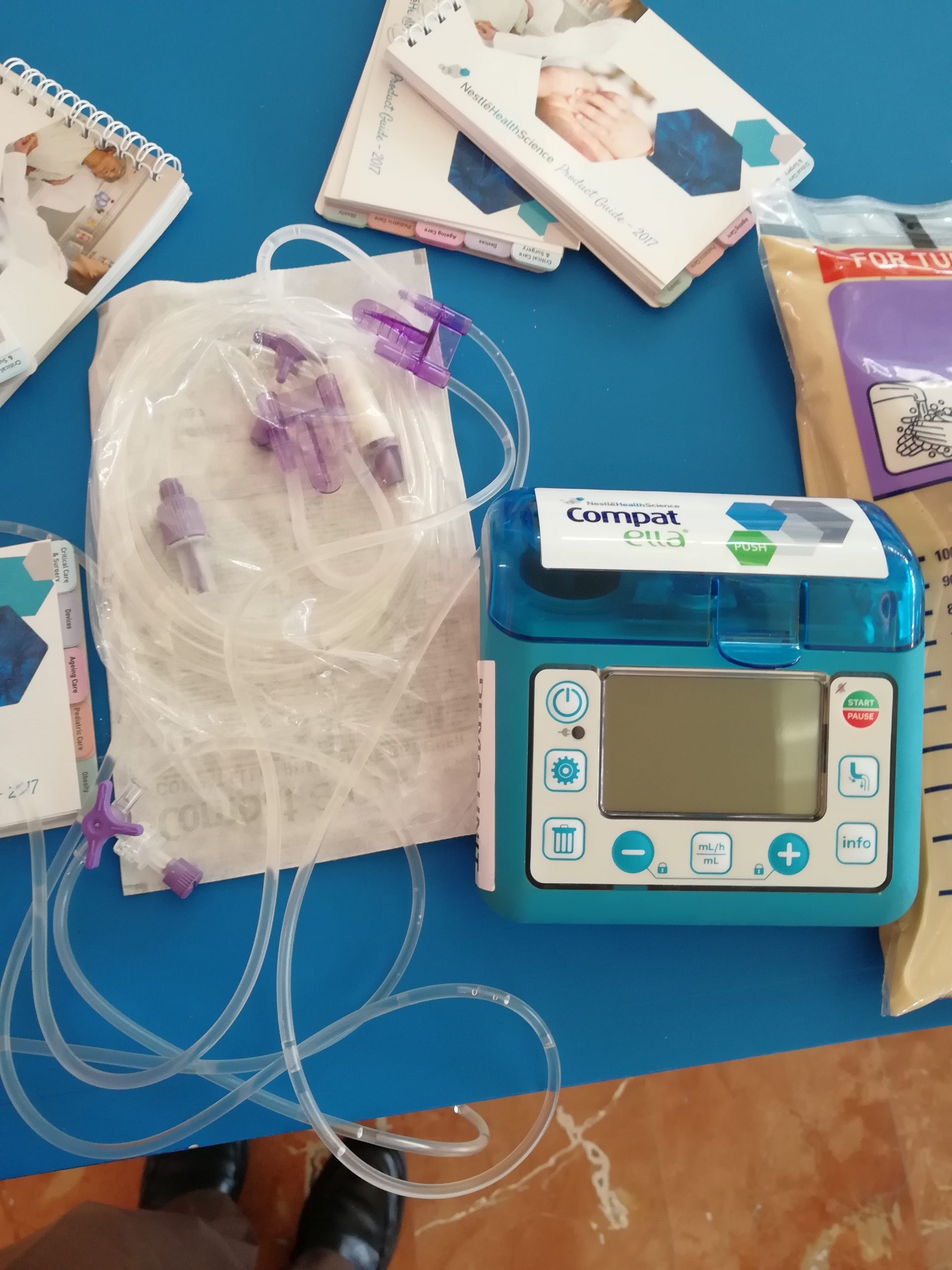 “Open_system_enteral_feeding.jpg” by Ashashyou is licensed under CC BY-SA 3.0 Photo showing Enteral Feeding Pump and Tubing
