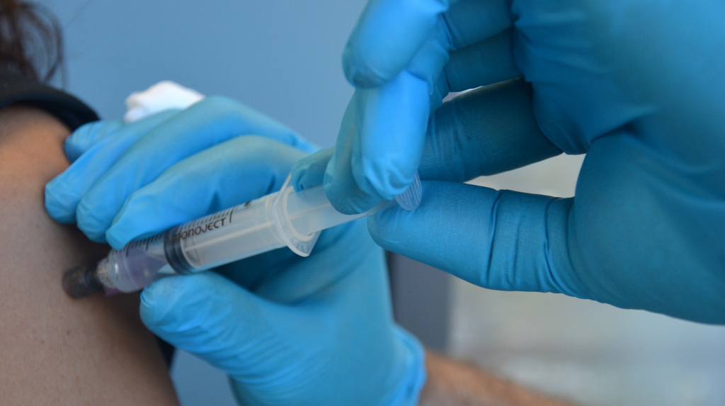 “Sept-22-2015-111.jpg” by British Columbia Institute of Technology (BCIT) is licensed under CC BY 4.0. Access for free at https://opentextbc.ca/clinicalskills/chapter/6-8-iv-push-medications-and-saline-lock-flush/ Photo showing aspiration for blood with syringe