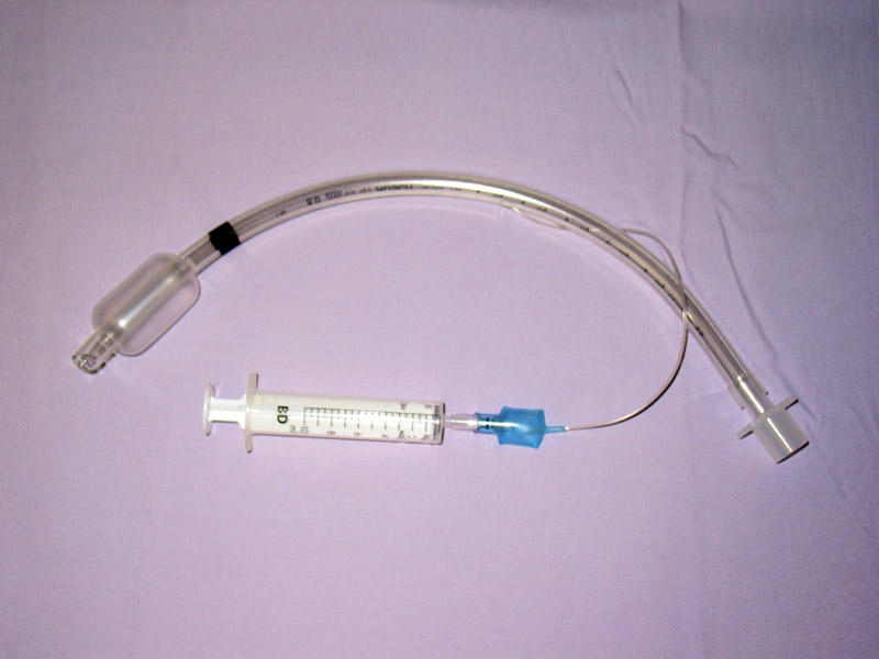 “Sondeintubation.jpg” by bigomar2 is licensed under CC BY-SA 3.0 Photo showing an endotracheal tube