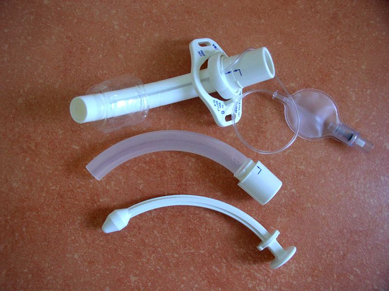 “Tracheostomy tube.jpg” by Kaluse D Peter, Wiehl, Germany is licensed under CC BY 2.0 DE Photo showing parts of a tracheostomy tube