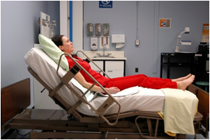 “degreeLow.jpg” by British Columbia Institute of Technology (BCIT) is licensed under CC BY 4.0. Access for free at https://opentextbc.ca/clinicalskills/chapter/3-4-positioning-a-patient-in-bed/ Photo of patient sitting at 30 degrees before receiving medications via tube