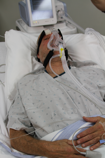 “Simulated patient wearing a BiPAP mask” by ARISE project for Chippewa Valley Technical College is licensed under CC BY 4.0 Photo showing a simulation of a patient wearing a BiPAP mask