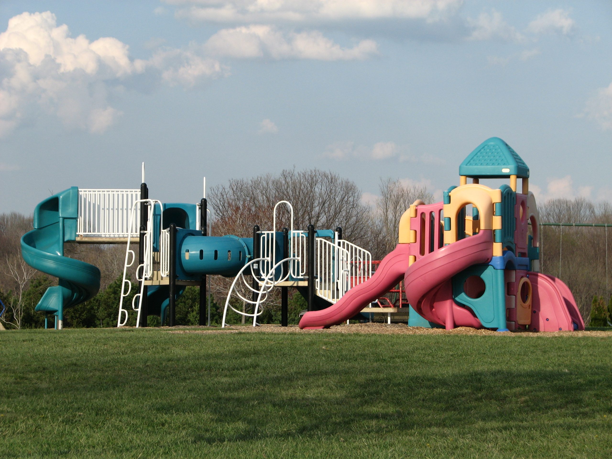 ”Playground_at_Hudson_Springs_Park.jpg” by Kevin Payravi is licensed under CC BY-SA 3.0 Photo showing a playground