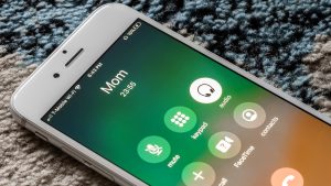 iPhone showing that 'Mom' is being called.